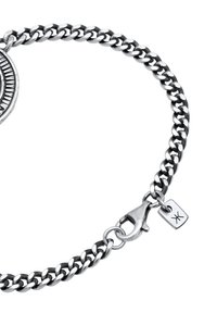 Silverfärgad metallkedjearmband med en rund medaljong som har en strukturerad design och en kräftklaff, samt en liten graverad charm fäst.