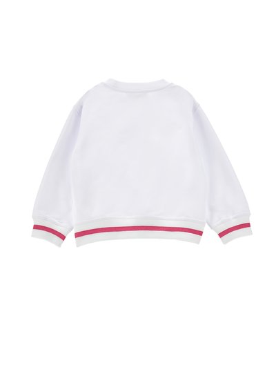 Sudadera blanca de manga larga, con cuello y puños de canalé, y un dobladillo a rayas en rosa y gris. La textura parece suave y sin adornos.