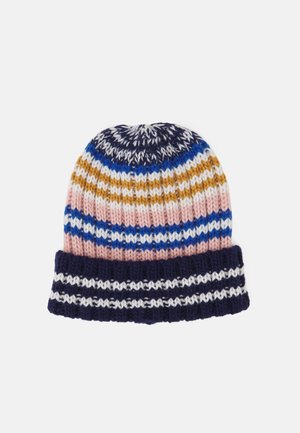 Bonnet d'hiver tricoté avec bord replié présentant des rayures horizontales en bleu marine, blanc, rose, bleu et jaune moutarde.