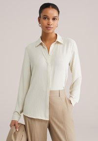 Nevybrané, off white