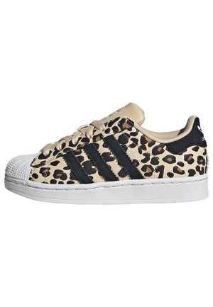 Lav top sneaker med beige og sort leopardprint, sorte striber, hvid tekstureret forfod, beige snørebånd og hvid sål.