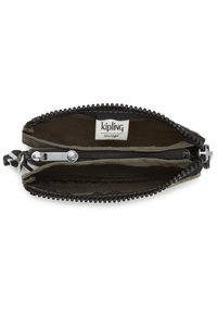 Kipling-plånbok med tvåfärgad design, som har dragkedjestängning, textilinteriör och en etikett med texten "Live.Light." Texturerad svart kant.