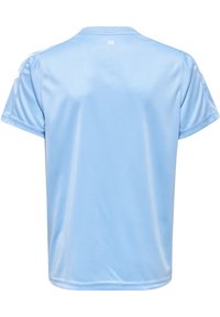 Ljust blå atletisk tröja gjord av slätt, lättviktigt material. Har korta ärmar och rundad halsringning. Minimal branding på baksidan.