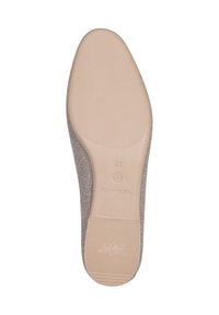 Flacher Schuh mit einem strukturierten, glitzernden grauen Obermaterial. Beigefarbene Gummisohle mit einer glatten Oberfläche und subtiler Gripstruktur. Größe 37 ist auf der Sohle angegeben.