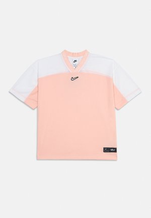 Lühikeste varrukatega Nike sportlik särk heleroosas toonis, valgete õlgadega, V-kaelusega ja musta Nike logoga rinnal ning äärel.