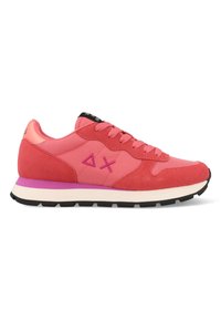 Sneaker rossa e rosa con una combinazione di materiali in suede e mesh. Presenta una suola intermedia bianca e una suola esterna nera. Include il marchio sulla linguetta.