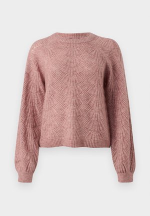 Mykete rosa strikkegenser med lange ermer og et teksturert geometrisk mønster, med ribbestrikkede mansjetter og falm.