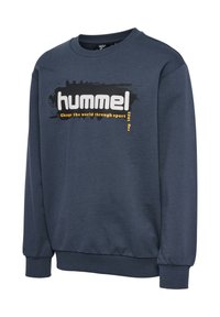Marinblå sweatshirt med rund halsringning, ribbade ärmslut och ett grafiskt tryck med "hummel" och en slogan i vitt och gult.