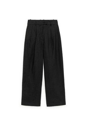 Pantalon large noir à taille haute, passants de ceinture, plis devant et fermeture dissimulée à l'avant.