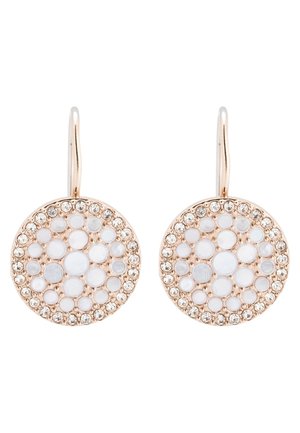 Boucles d'oreilles rondes en or rose avec des incrustations circulaires blanches entourées d'un anneau de petits cristaux clairs, dotées de fermoirs à crochet.