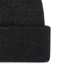 Bonnet en tricot noir avec un fil métallique subtil, présentant une texture côtelée et un design à revers.