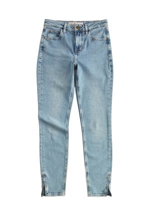 Lichtblauwe denim jeans met voorsrokken, metalen knoopsluiting en enkelritsen aan elke pijp.