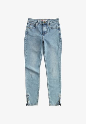 Lichtblauwe denim jeans met voorsrokken, metalen knoopsluiting en enkelritsen aan elke pijp.