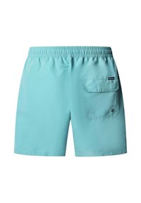 Pantalones cortos de baño azul claro con cintura elástica y bolsillo en el lado derecho con solapa y detalle de botón metálico.