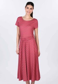 Rotes Kleid mit Muster, kurzen Ärmeln, Rundhalsausschnitt, tailliertem Schnitt und einem fließenden, knielangen Rock mit Blattmotiv.