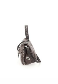 Bolso de mano de cuero marrón con acentos de tachuelas plateadas, de forma redondeada, con cadena y correa desmontables, que presenta una etiqueta de metal con el logo.