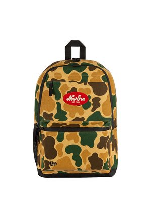 Sac à dos avec motif camouflage vert, marron et beige, poche avant zippée, poignée noire et patch ovale rouge avec le logo "New Era".