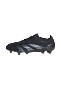 Zwarte voetbalschoenen met een getextureerde bovenkant, voorzien van drie zilveren strepen, een gestroomlijnd ontwerp en zwarte noppen voor grip.