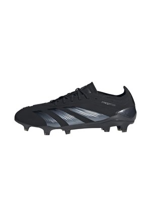 Schwarzer Fußballschuh mit strukturierter Oberseite, drei silberne Streifen, einem eleganten Design und schwarzen Stollen für einen besseren Halt.