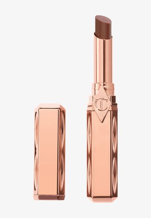 Roségoldener Lippenstifthülle mit geometrischem Muster und dunkelbraunem Lippenstiftkörper, der neben der passenden Kappe herausragt.