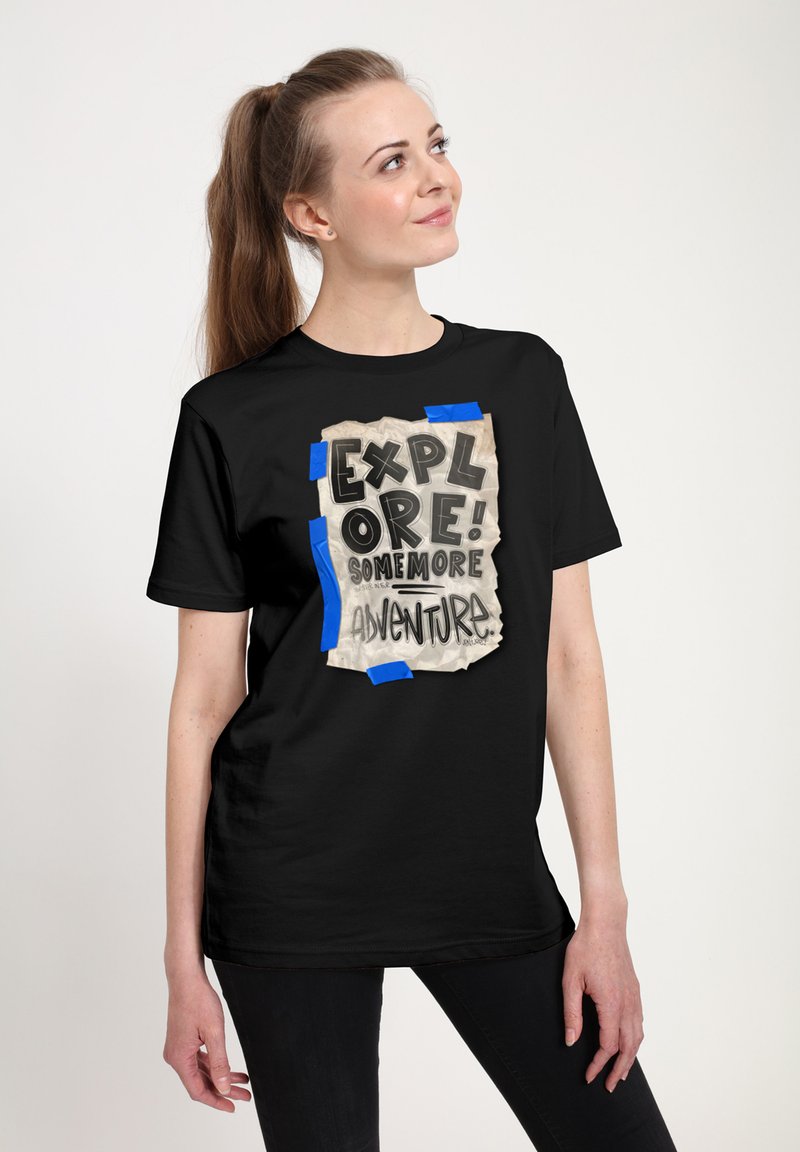 Sort t-shirt med et krøllet note-graphic med teksten "UTFORSK! NOGEN FLERE EVENTYR" tape med blå accenter.