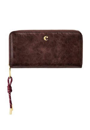 Dunkelbraune, strukturierte Leder-Geldbörse mit Rundum-Reißverschluss, goldfarbenem Reißverschluss, kleinem goldenen "C"-Logo und befestigter dunkelroter Kordel als Zipper-Anhänger.