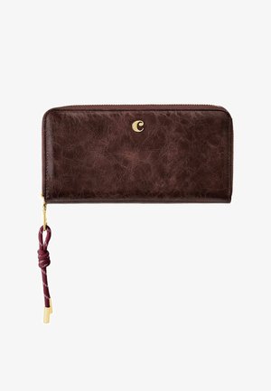 Tmavohnedá textúrovaná kožená peňaženka so zipsom okolo, s zlatým zipsom, malým zlatým logom "C" a pripojenou bordovou šnúrou s uzlom na ťahanie.