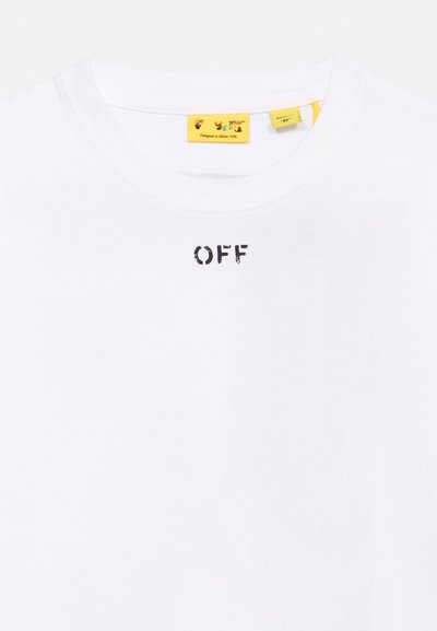 Λευκό T-shirt με λαιμόκοψη και κείμενο "OFF" σε μαύρο χρώμα κεντραρισμένο κάτω από το λαιμό, και μια κίτρινη ετικέτα μέσα στον γιακά με την επιγραφή "Designed in Milan, Italy."