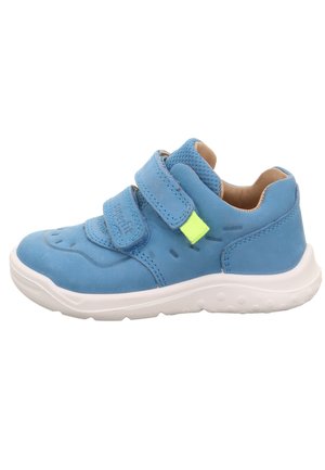 Blauer Lederschuh mit strukturiertem Obermaterial, zwei Klettverschlüssen und einer leichten weißen Sohle mit kreisförmigem Muster.