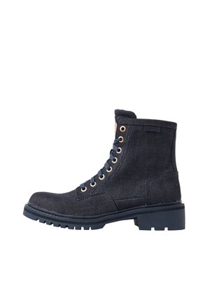 Granatowy jeansowy botek za kostkę z wiązaniem na sznurowadła, grubą podeszwą i metalowymi oczkami, przedstawiony z zewnętrznej strony na białym tle.
