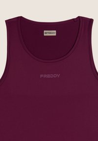 Camiseta sin mangas color burdeos hecha de tela suave, con un escote redondo y un discreto logo de Freddy en un estampado tonal.