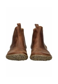 Botas de cuero marrón hasta el tobillo, con un perfil bajo, suelas texturizadas, lengüetas laterales para facilitar su uso y costuras contrastantes en los bordes.