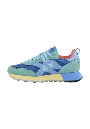 Sneaker multicolori caratterizzati da mesh blu, dettagli in suede verde e una suola intermedia gialla. Include lacci azzurri chiari e dettaglio corallo sul tallone.