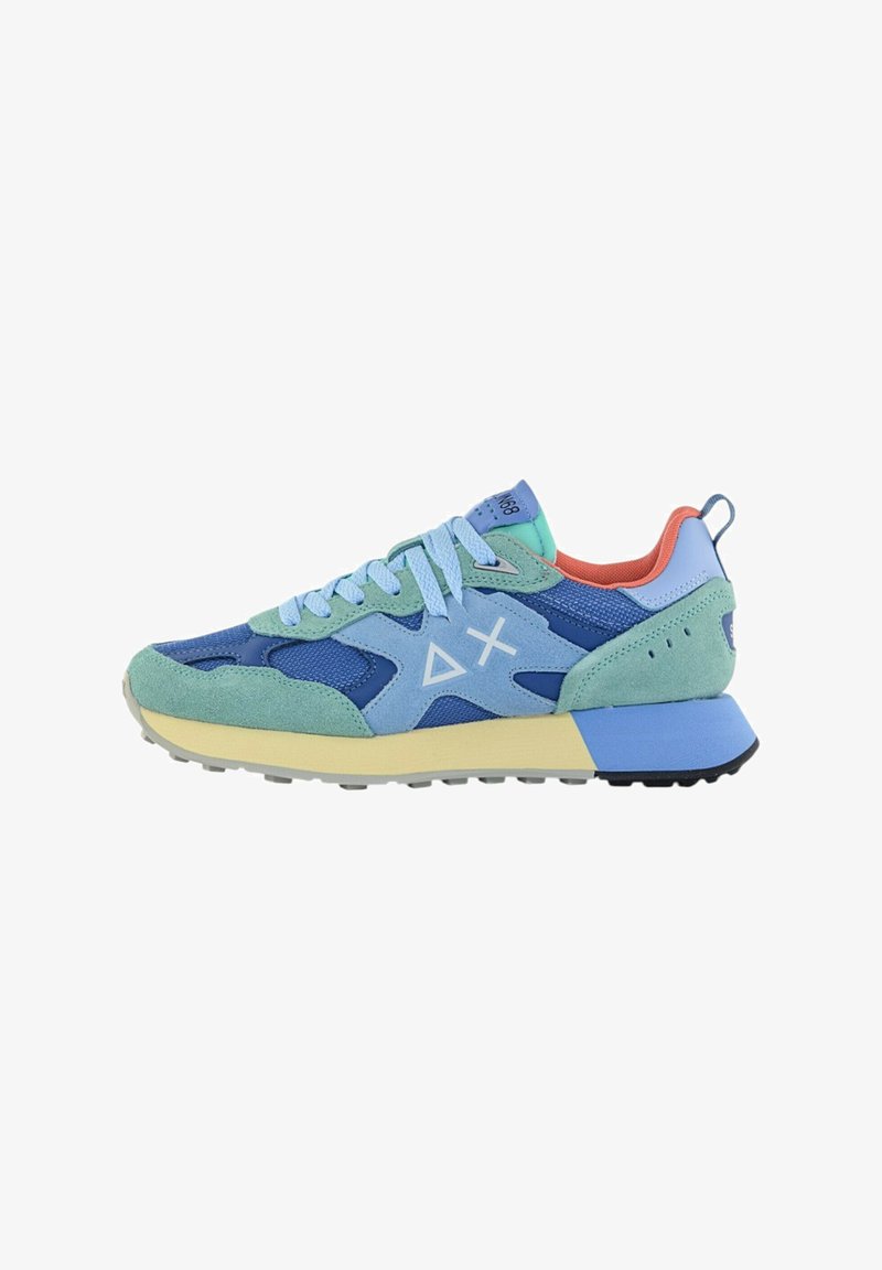 Sneaker multicolori caratterizzati da mesh blu, dettagli in suede verde e una suola intermedia gialla. Include lacci azzurri chiari e dettaglio corallo sul tallone.