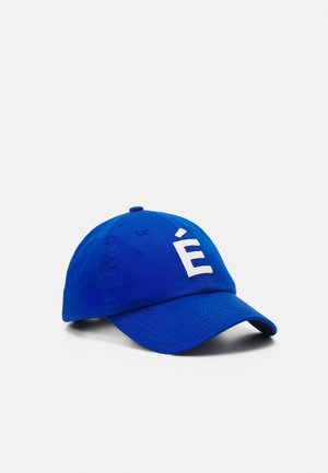 Blå baseballkasket med buet skygge og et stort hvidt bogstav "É" broderet på midten foran.