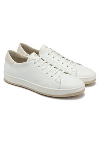 Białe skórzane trampki o teksturowanym wykończeniu, okrągłych noskach i beżowych akcentach na pięcie. Posiadają sznurowaną konstrukcję i gumowe podeszwy.