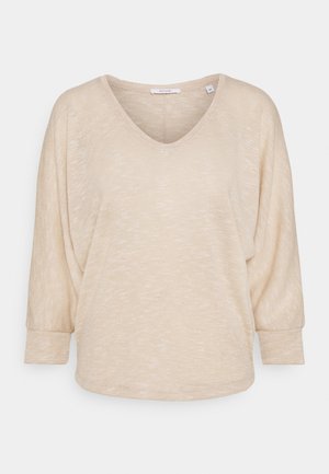 Beige, lichtgewicht trui met een V-hals en driekwart dolmanmouwen. De gestructureerde stof heeft een subtiel gemêleerd patroon.