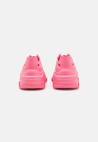 Sneaker rosa brillante con superficie testurizzata, dotate di fori di ventilazione, colletto imbottito e suola spessa.