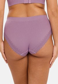 Sous-vêtements taille haute violets à côtes avec des accents en dentelle sur la taille et les ouvertures de jambes, mettant en valeur une texture lisse et une coupe ajustée.