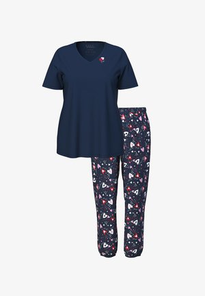 Top azul marino con escote en V combinado con pantalones estampados con corazones en rosa y blanco sobre un fondo oscuro. Tejido suave, ajuste relajado, cintura elástica.