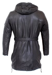 Schwarze Lederjacke mit Kapuze, ausgestattet mit gesteppten Schulterakzenten, einem taillierten Gürtel und Reißverschlussdetails am Saum und den Taschen.