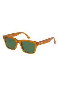 Gafas de sol cuadradas con un marco transparente naranja y lentes polarizados verdes. Presentan una textura suave y un sutil logotipo en las patillas.