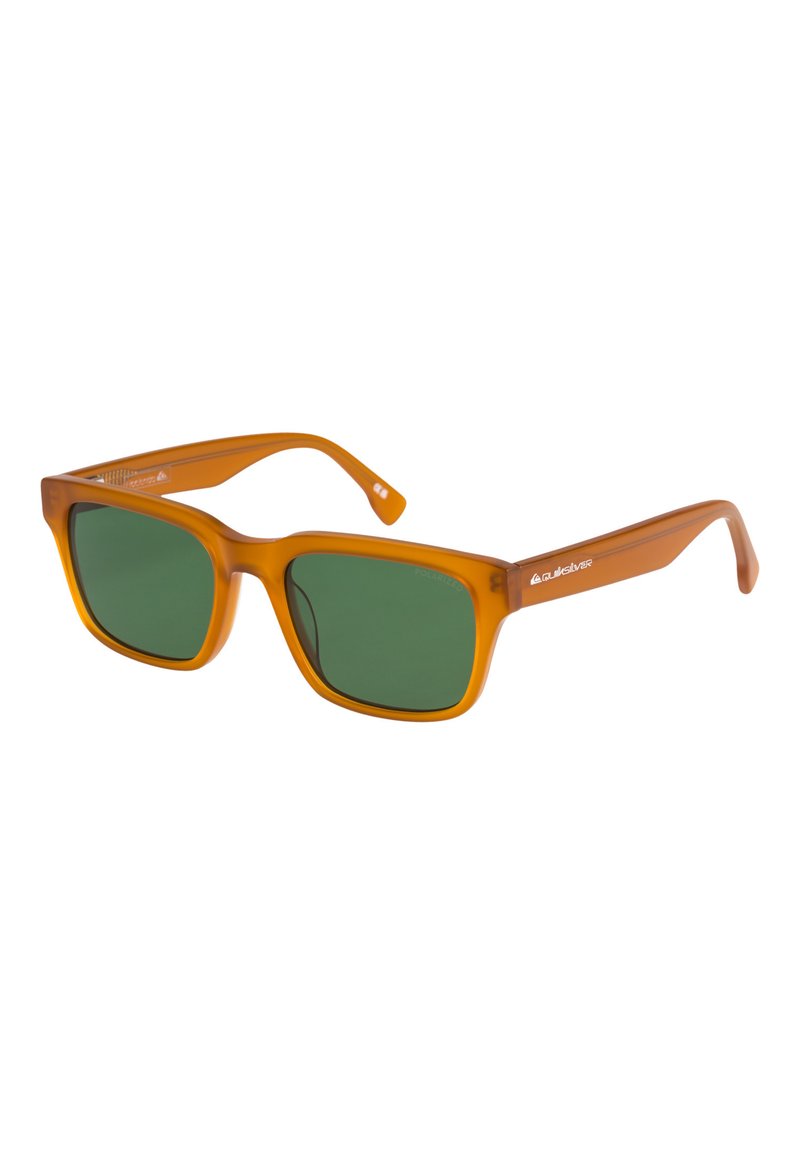 Gafas de sol cuadradas con un marco transparente naranja y lentes polarizados verdes. Presentan una textura suave y un sutil logotipo en las patillas.