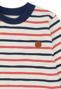 Langarm-Shirt mit gestreiftem Design in Blau, Rot und Weiß, mit einem marineblauen Kragen und einem braunen runden Logo auf der Brust.
