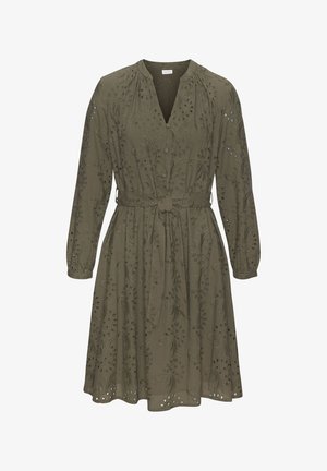 Olīvu zaļa kleita ar garām piedurknēm, ar acs izšuvumu un saistītu vidukli. Pogām priekšā un izplūdušu svārku ar detalizētu rakstu.