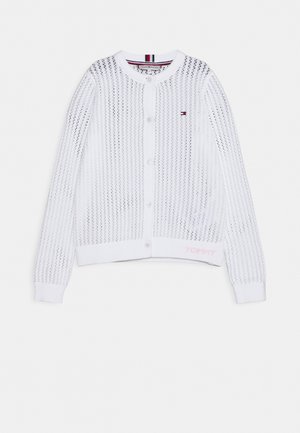 Witte opengehaakte lange mouwen button-up cardigan met geribde manchetten, ronde halslijn, klein Tommy Hilfiger-logo op de borst en "TOMMY"-tekst nabij de zoom.