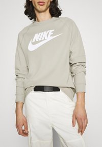 Nike Sportswear M NSW MODERN CRW FLC HBR - Camisola - stone/white