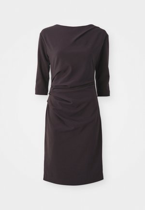 Vestido negro de jersey con mangas tres cuartos, diseño drapeado en la cintura y corte recto, con escote redondo y textura suave.