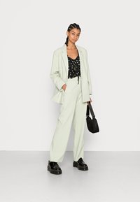 Vero Moda VMNILLE CROPPED ROUCHING TOP  - Blusa - black/small flowers