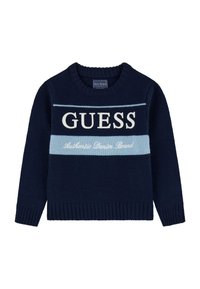 Maglione lavorato a maglia blu navy con colletto a girocollo, caratterizzato da strisce bianche e azzurro chiaro e testo che dice "GUESS" e "Authentic Denim Brand."